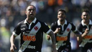 Com dois a mais, Vasco vence o Fluminense de virada em São Januário