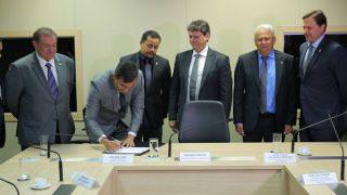 Wilson Lima assina convênio para o Governo administrar os portos
