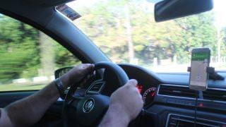 Trio finge ser cliente e sequestra motorista de aplicativo para assaltar