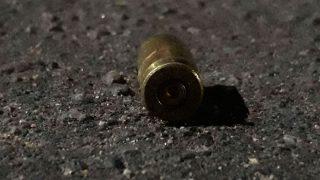 Violência: dois homens são assassinados por atiradores em carro branco