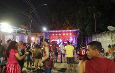 Bloco 'Vai que Cola' anima foliões no bairro Zumbi dos Palmares