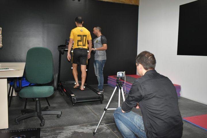 Os novos atacantes do Amazonas FC, Maikon Leite e Raphael Bruno, participaram de uma avaliação no Laboratório de Biomecânica da Universidade do Estado do Amazonas (UEA), no último sábado (14/03). A avaliação, que aconteceu na Escola Superior de Artes e Turismo (Esat/UEA) mensurou força, equilíbrio e corrida na busca por desempenho e prevenção de lesão.