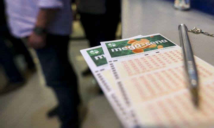 O concurso 2.245 da Mega-Sena, que será sorteado na noite de (21), promete pagar um prêmio de R$ 16 milhões. As apostas podem ser feitas pela internet no portal Loterias Online. É preciso ter mais de 18 anos.
