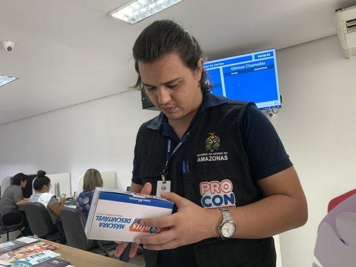 O Instituto Estadual de Defesa do Consumidor (Procon-AM) autuou uma loja especializada em artigos para profissionais da saúde após constatar aumento de 628,9% no preço das máscaras cirúrgicas. O item era vendido por R$ 15,90, mas, nesta terça-feira (17/03), fiscais do Procon-AM constataram a comercialização do produto por R$ 100.