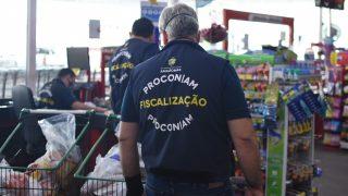 Procon-AM apreende alimentos e itens de limpeza com validade vencida em supermercado