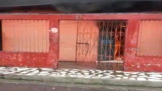 Casa pega fogo na manhã desta sexta-feira, no bairro Colônia Santo Antônio