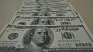 Dólar cai para R$ 5,11, mesmo em dia de protestos