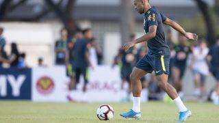 Lateral brasileiro Renan Lodi testa positivo para coronavírus