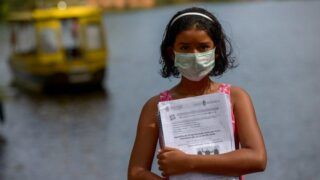 Alunos de comunidade na área ribeirinha recebem material didático