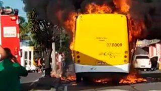 Ônibus pega fogo e fica destruído na Zona Leste de Manaus; veja vídeo