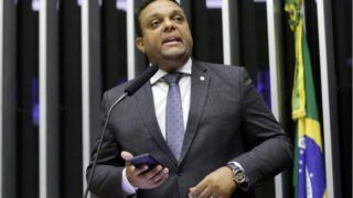 Deputado entrega vice-liderança do governo após xingar Moraes de ‘lixo’