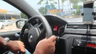 Motorista de app é colocado no porta-malas enquanto trio realiza assaltos