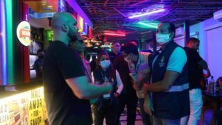 Bares e casa de show são fechados por descumprimento de decreto