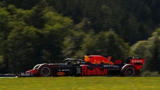 Max Verstappen estraga festa da Mercedes e vence GP dos 70 anos da F1