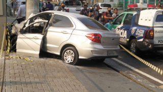 Casal de namorados morre após carro colidir com poste em Manaus