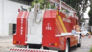 Incêndio de média proporção atinge empresa de estopa em Manaus