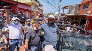 Amazonino Mendes recebe apoio de moradores do bairro Compensa