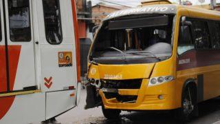 Após acidente com 'Lotação', cinco pessoas ficam feridas na Av. Itaúba