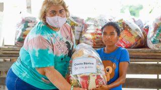 Prefeitura entrega cestas básicas para famílias em comunidade ribeirinha