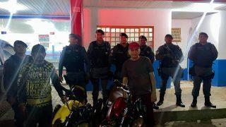 PM detém dois homens, apreende adolescente e recupera motocicletas