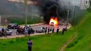 Carro pega fogo e interdita avenida Brasil, na Zona Oeste de Manaus