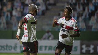 Após três derrotas, Flamengo vence Goiás e encosta nos líderes