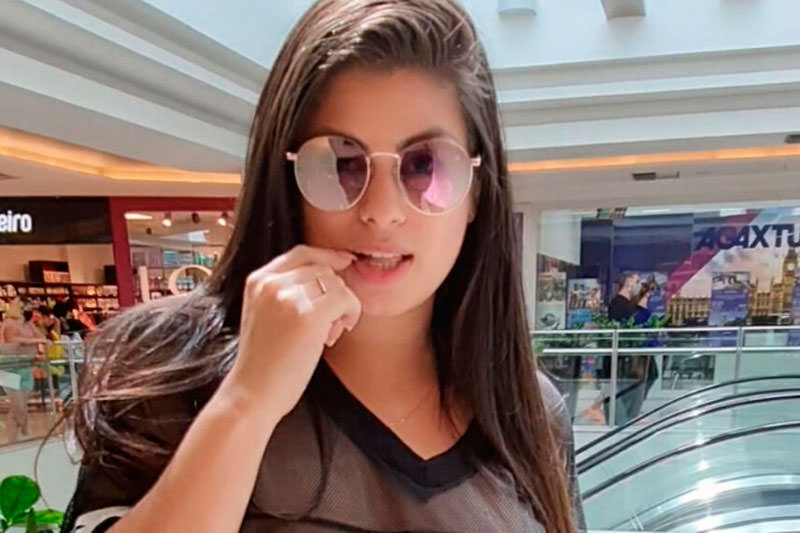 Atriz Pornô Fica Nua Em Shopping Posta Foto E Causa Alvoroço Na Web