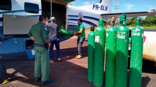 Departamento aéreo da SSP-AM transporta cilindros de oxigênio para Apuí