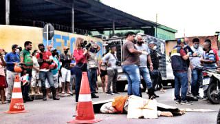 Acidente entre motocicleta e caçamba mata fonoaudióloga em Manaus