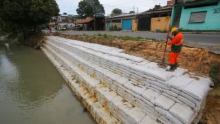 Prefeitura inicia construção de calçadas no igarapé do Passarinho