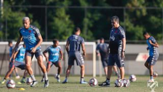 Rômulo testa positivo para Covid-19 e desfalca Vasco contra o Cruzeiro