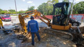 Prefeitura realiza desobstrução de tubulação em um trecho da Av. Maceió