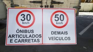 Prefeitura implanta sinalização de velocidade máxima na Av. Max Teixeira