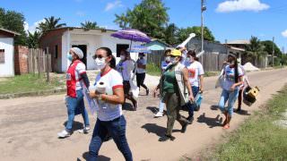Em São Sebastião do Uatumã, equipes vão nas ruas vacinar a população