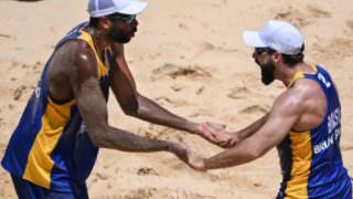 Evandro e Bruno Schmidt vencem por 2 a 1 em estreia no vôlei de praia