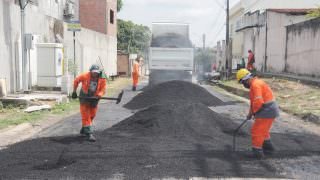 Prefeitura trabalha na recuperação asfáltica de vias do bairro Jardim Mauá