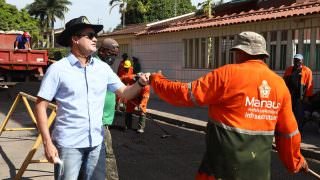 David Almeida fiscaliza obras de infraestrutura em 12 vias no bairro Tarumã