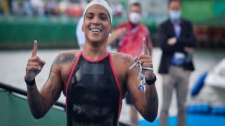 Ana Marcela Cunha conquista o ouro inédito na maratona aquática