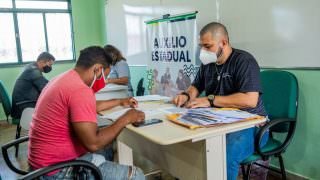 Governo do AM entrega mais de 1,3 mil cartões do Auxílio Estadual