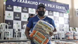 Governo beneficia pescadores com cestas básicas em Careiro da Várzea
