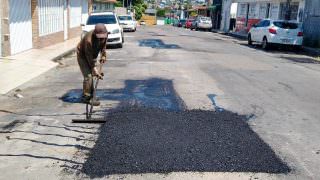 Prefeitura realiza serviços de recomposição asfáltica na Zona Sul