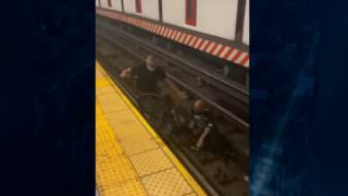Desconhecido vira herói ao salvar cadeirante de trilhos do metrô
