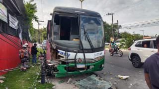 Ônibus derruba poste e colide em mureta após falha mecânica
