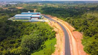 Governo do AM avança pavimentação da via de acesso ao CETI de Tefé