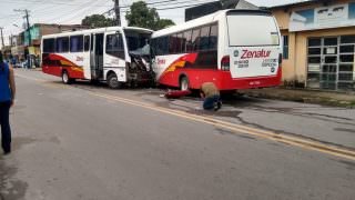 Motorista de micro-ônibus morre após colisão no trânsito