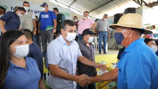 Wilson Lima entrega suplemento alimentar para gado no Careiro Castanho