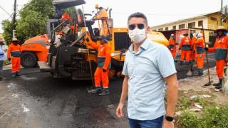 David Almeida vistoria recapeamento no São Lázaro