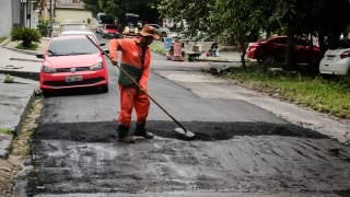 Prefeitura aplica 40 toneladas de massa asfáltica em bairros da Zona Leste