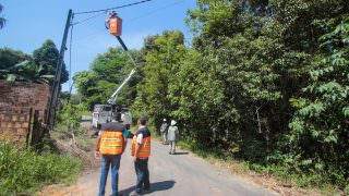 Prefeitura fiscaliza a instalação de lâmpadas a LED, após furto no Tarumã