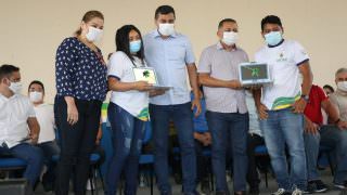Governo do AM entrega notebooks a professores de Rio Preto da Eva